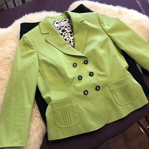 Tahari 2-piece suit, size 6, lightly worn